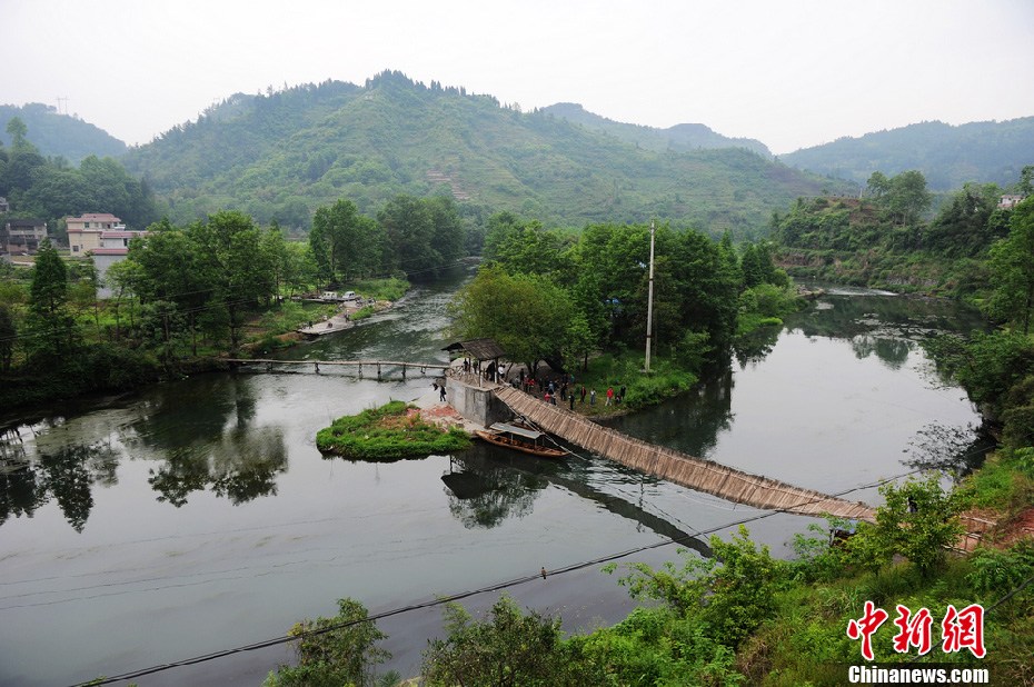 5月2日，鳳凰縣搜尋人員仍在沱江下游搜尋。