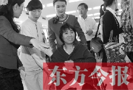 坐在輪椅上的，就是為兒子捐出肝、腎的母親潘大想