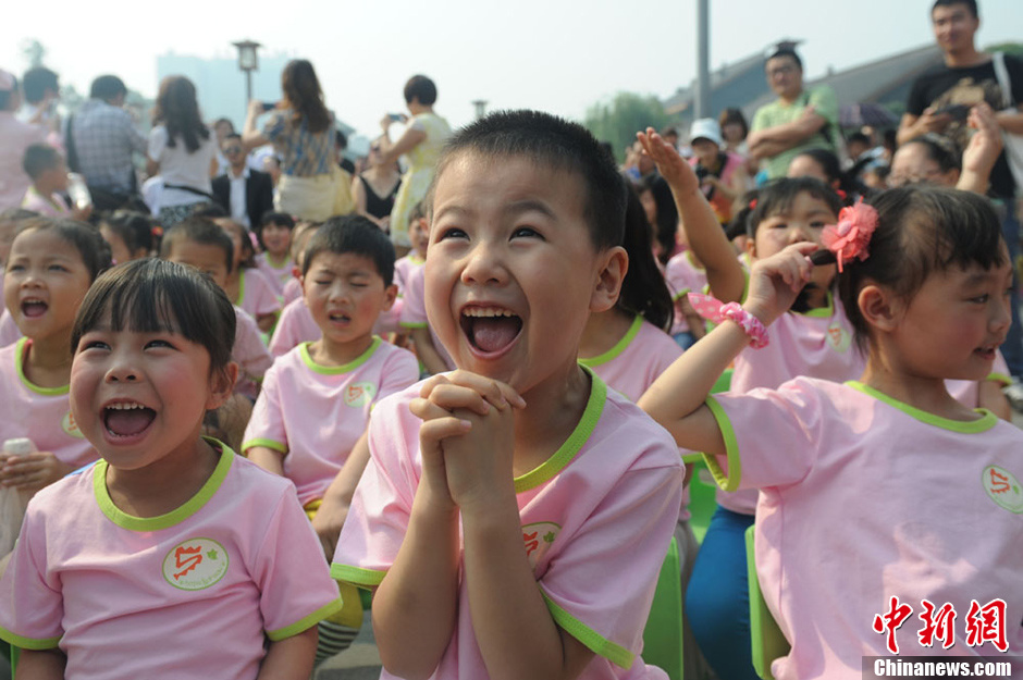 圖為參加集體生日的“地震寶寶”。張浪 攝