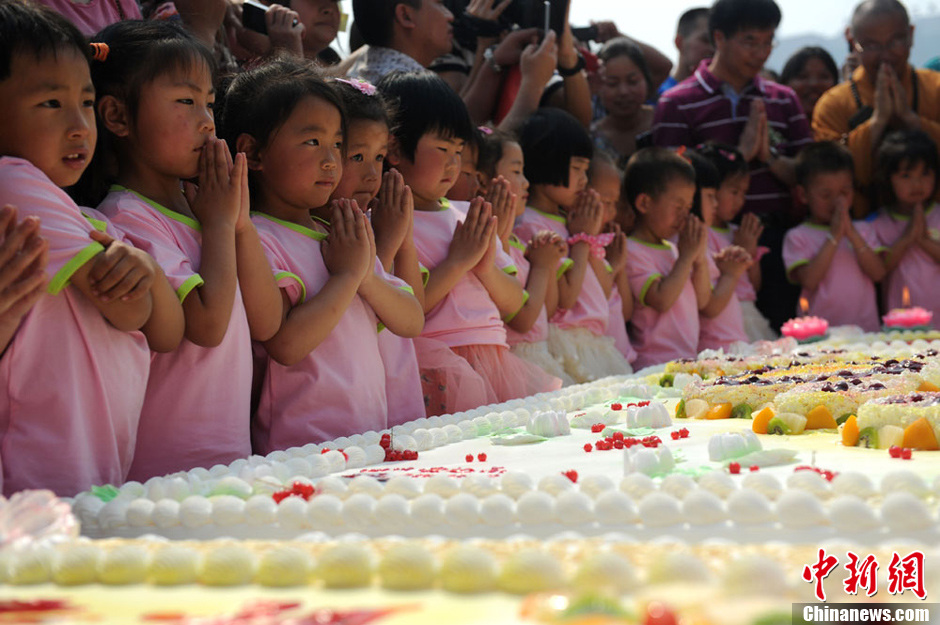 圖為孩子們在生日蛋糕前許下愿望。張浪 攝