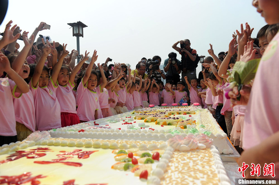圖為孩子們準(zhǔn)備享用生日蛋糕。張浪 攝