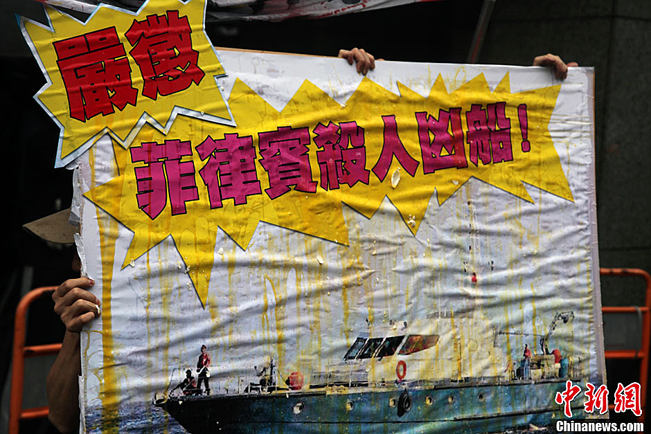 圖為一個抗議紙板蛋痕累累，持板人躲在紙板后面。中新社發(fā) 董會峰/攝