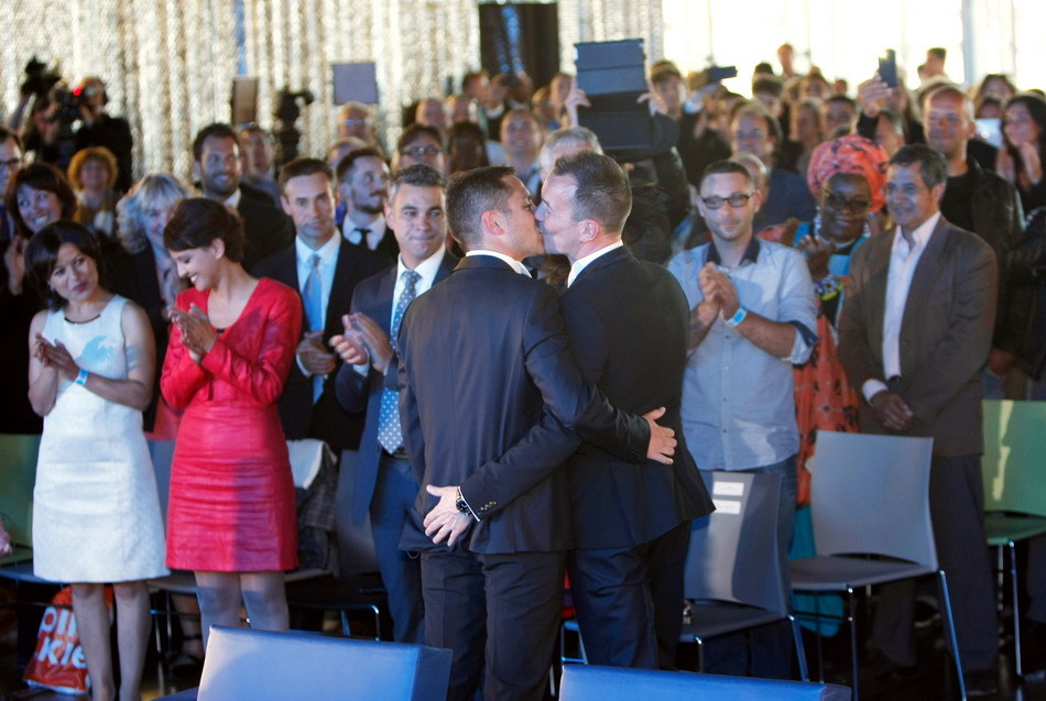 法國(guó)舉行首場(chǎng)合法同性婚禮