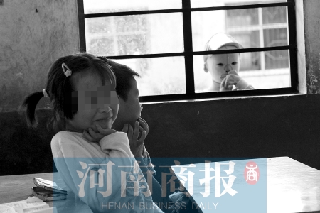 她不止一次說想去上學(xué)，而更多的時(shí)候，她是站在教室外面，眼巴巴地看著里面的小朋友