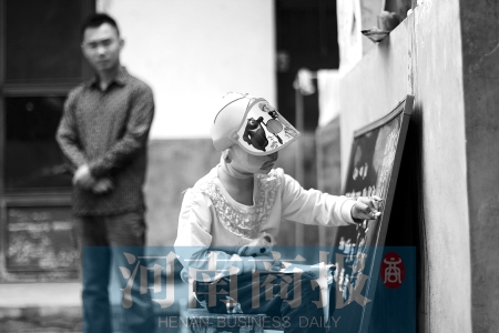 右手受傷了，她用左手在家里的小黑板上練習(xí)寫字