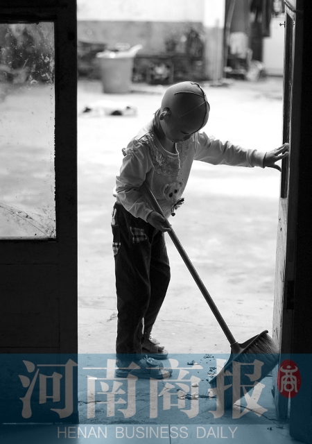 她很懂事，經(jīng)常幫助爸爸媽媽打掃衛(wèi)生