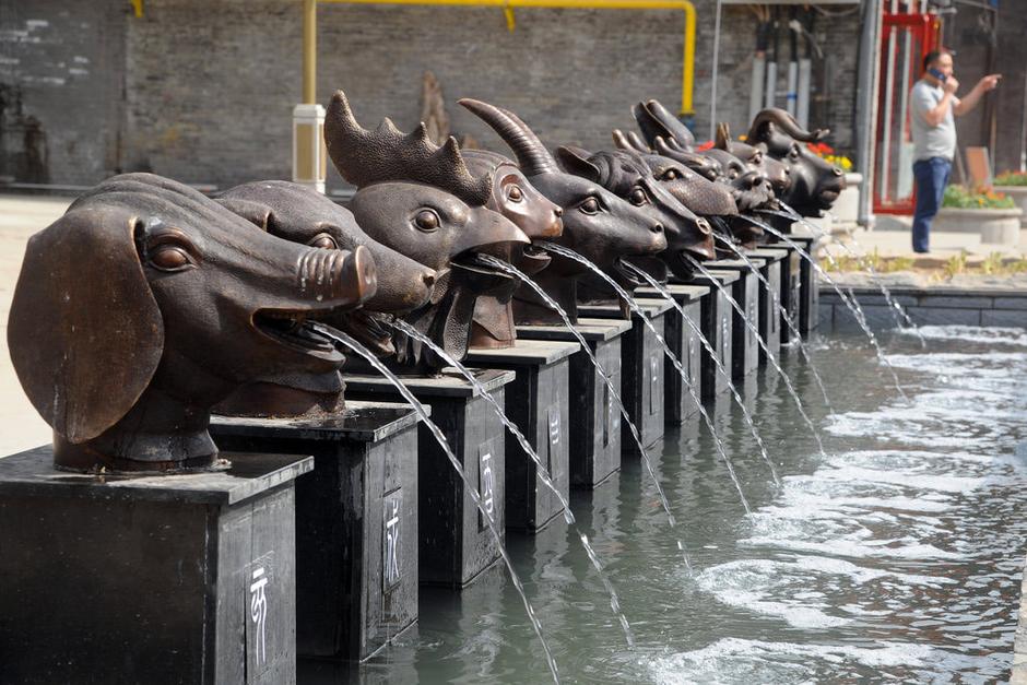 圖為十二獸首嘴里不停向外噴水。