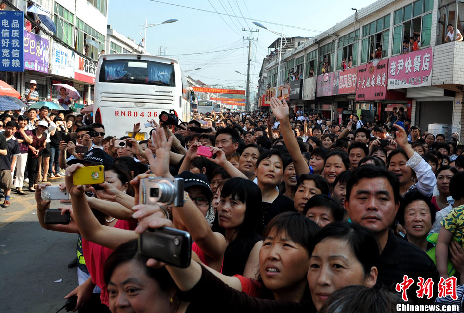 6月5日，一年一度的毛坦廠鎮(zhèn)“送考節(jié)”到來，70輛大巴車護(hù)送毛坦廠中學(xué)萬名考生安全赴考。