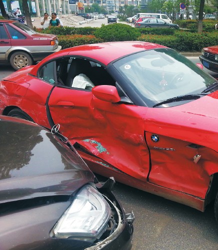 寶馬車門完全變形。