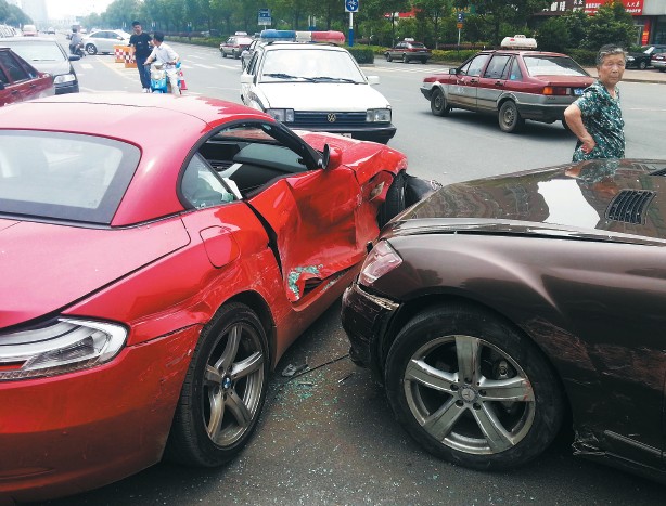 兩部?jī)r(jià)值百萬(wàn)左右的豪車在碰撞中損傷嚴(yán)重。謝德勝 記者金學(xué)永/攝