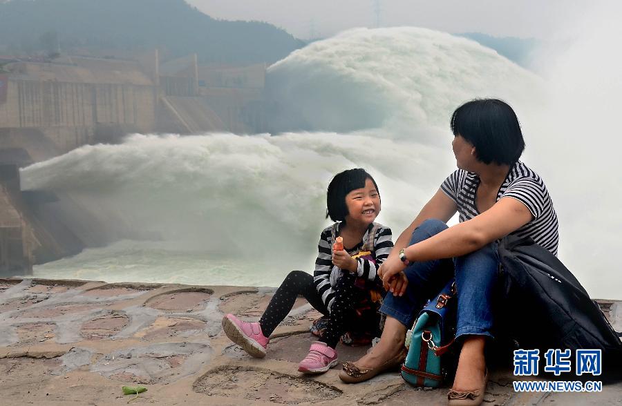 　6月22日，兩位游客在黃河小浪底景區(qū)內(nèi)歇息。