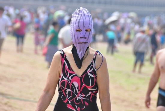 2013年7月3日，山東青島青島高溫來襲，“青島大媽”不懼滸苔，戴著“強盜面具”出現(xiàn)在海水浴場消暑降