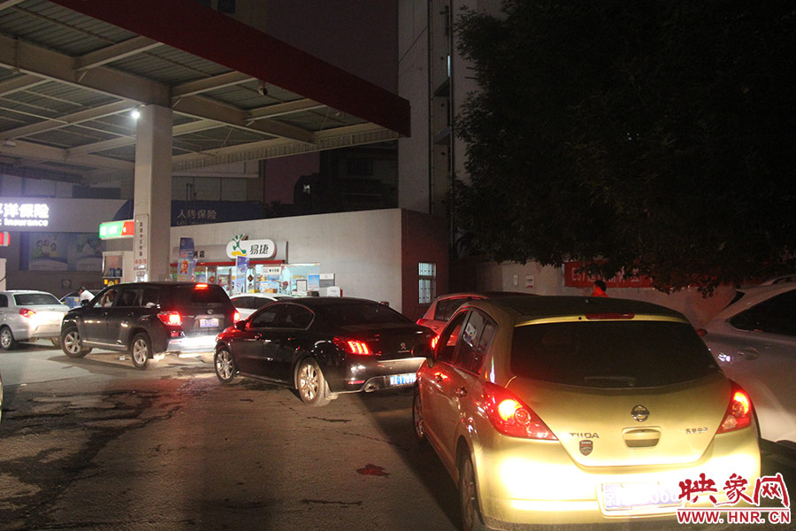 加油站內(nèi)，車主們正在正待為愛車加油