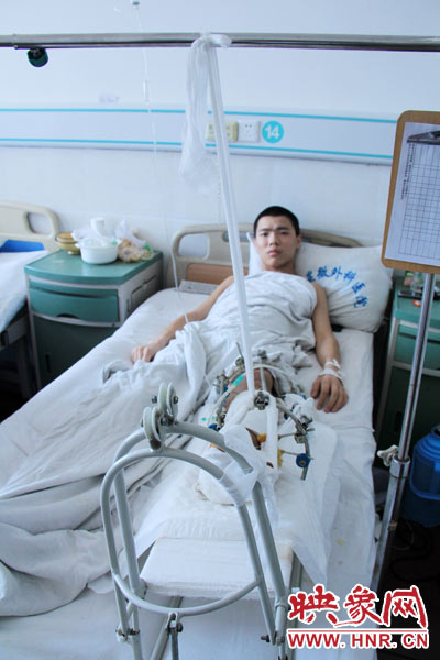 “如果有人肯幫我出4萬元的醫(yī)藥費(fèi)，我愿意為他免費(fèi)工作3年，多苦多累都行。”7月26日，躺在病床里上的