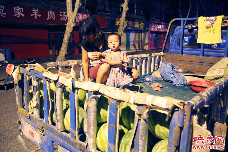 深夜鄭州街頭的瓜農(nóng) 深夜鄭州街頭的瓜農(nóng)