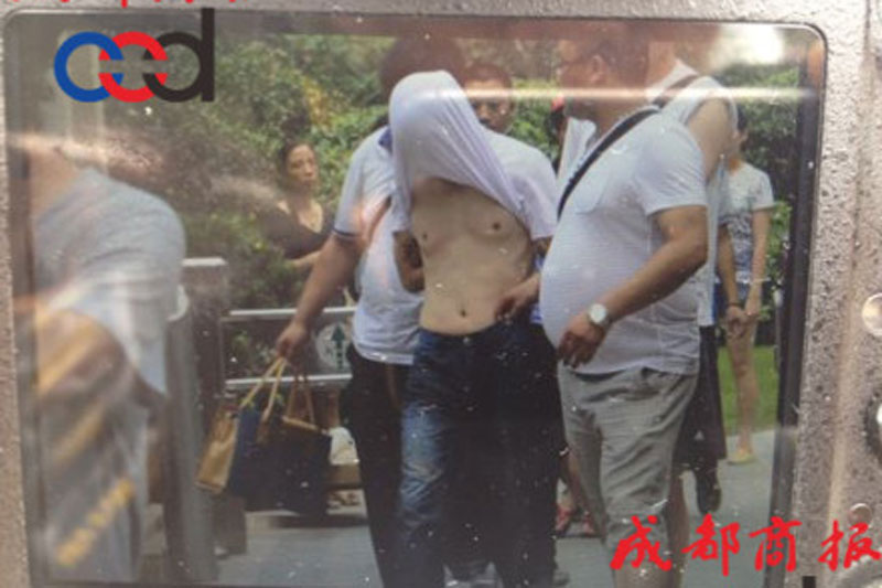 圖為事發(fā)現(xiàn)場，嫌疑人被警方控制。