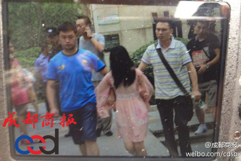 圖為事發(fā)現(xiàn)場，嫌疑人被警方控制。