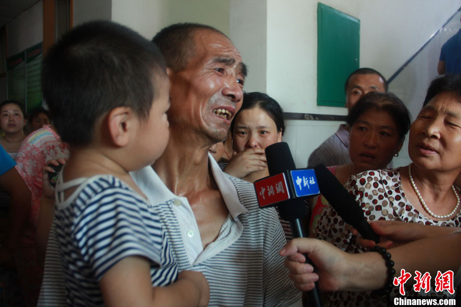 圖為獲救嬰兒的爺爺接受中新社記者采訪。張一辰 攝