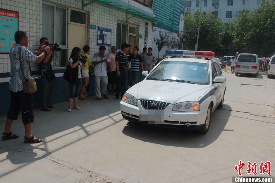 圖為護(hù)送獲救嬰兒的警察駛?cè)敫黄娇h婦幼保健院。張一辰 攝