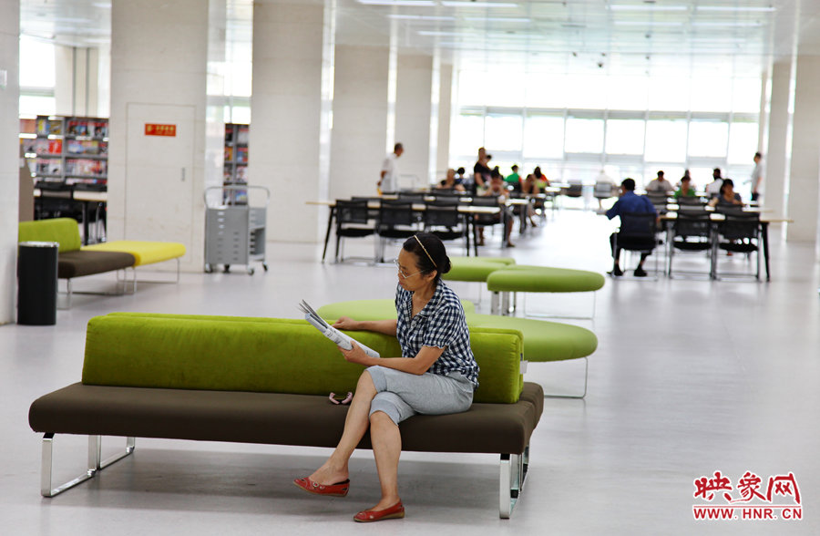 早上十點左右，已經(jīng)有不少讀者來管內(nèi)看書了。