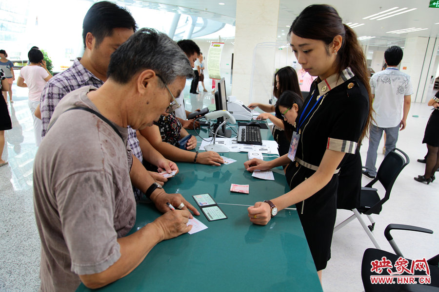 辦理借書卡很便捷，只需要身份證和一百元押金就可以。
