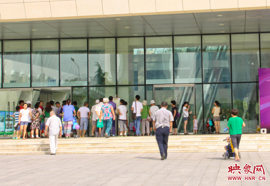 開館時間還沒到，門口已經(jīng)有不少等待的讀者