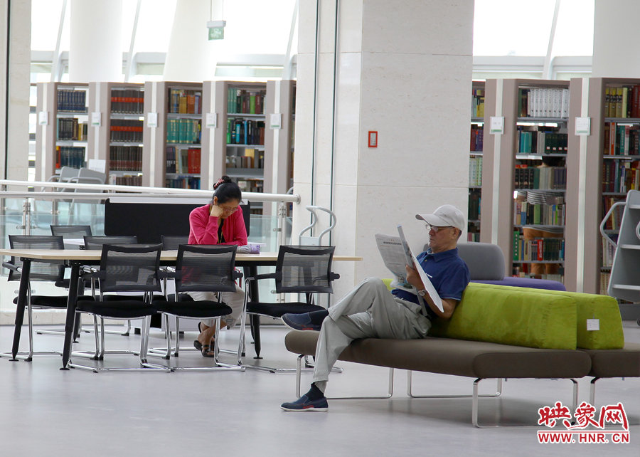 閱讀區(qū)有沙發(fā)，有桌椅，讓讀者有了更多的選擇。