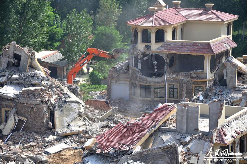 2013年8月18日，在黃河南岸鄭州市惠濟區(qū)花園口鎮(zhèn)申莊村，違規(guī)修建的別墅正在被拆除。張濤/東方IC