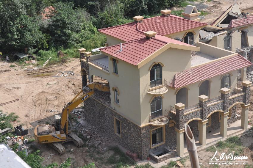 2013年8月18日，在黃河南岸鄭州市惠濟區(qū)花園口鎮(zhèn)申莊村，違規(guī)修建的別墅正在被拆除。張濤/東方IC