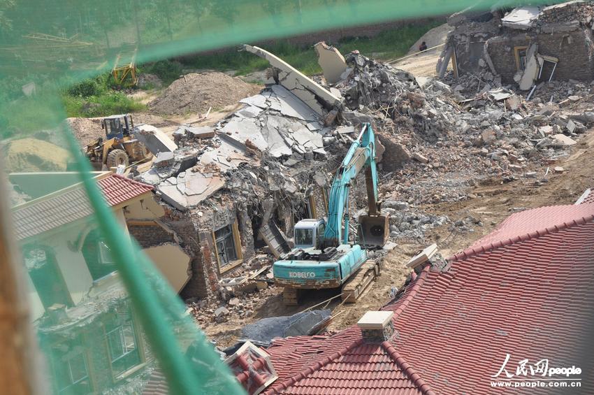 2013年8月18日，在黃河南岸鄭州市惠濟區(qū)花園口鎮(zhèn)申莊村，違規(guī)修建的別墅正在被拆除。張濤/東方IC