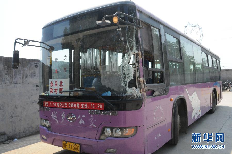 事發(fā)公交車左前方的擋風(fēng)玻璃破了一個(gè)大洞（8月20日攝）。