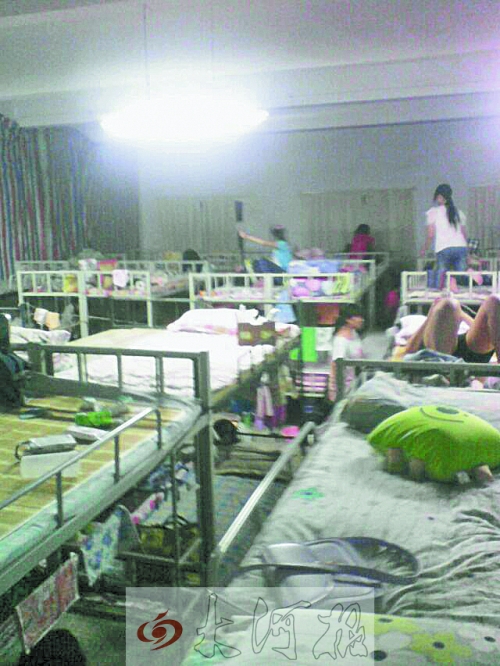 住在電教室里的女生們，擁擠不堪。