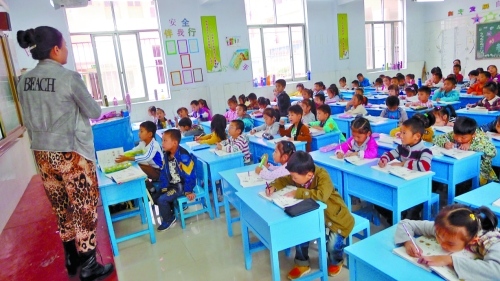 有的課桌直抵講臺，學生眼睛離黑板非常近。