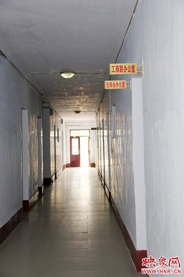 在縣委大院內(nèi),分布著很多機(jī)關(guān)單位。