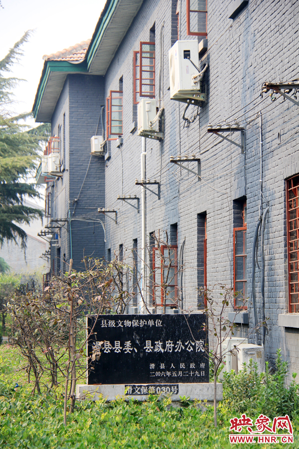 因?yàn)榭h委大院‘陳舊老土’,政府大院的蘇式建筑于2006年被列為縣級文物保護(hù)單位。