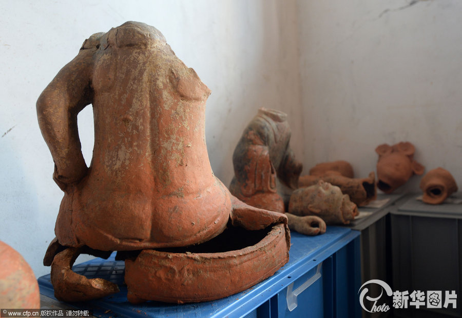 四川廣漢發(fā)掘漢“土豪”墓 陶俑穿“低腰褲” 四川廣漢發(fā)掘漢“土豪”墓 陶俑穿“低腰褲”