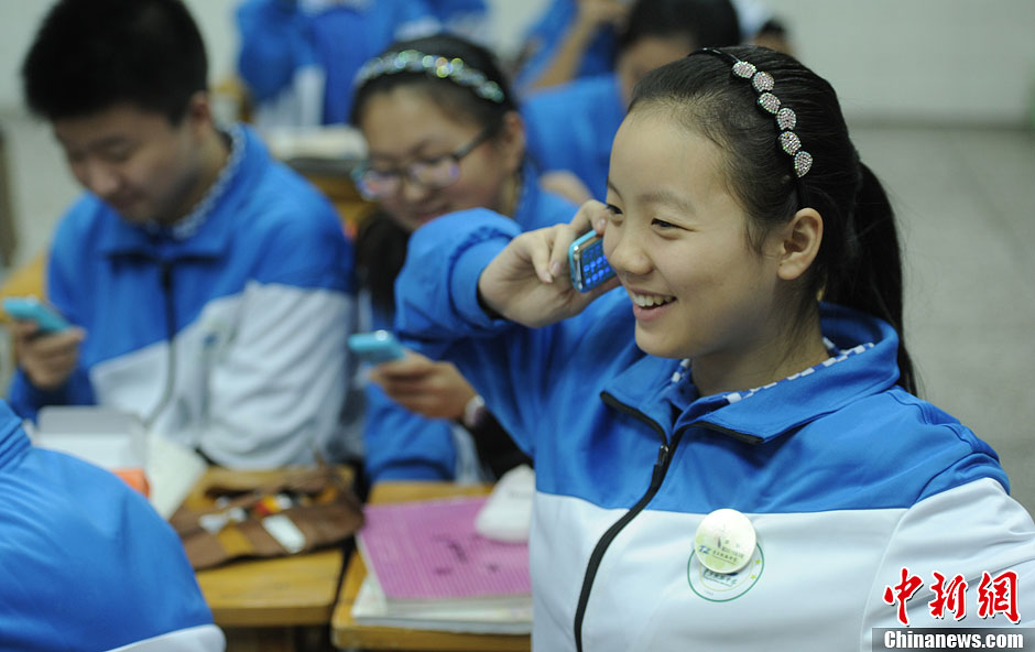 圖為一同學(xué)正在試手機(jī)的通話功能。