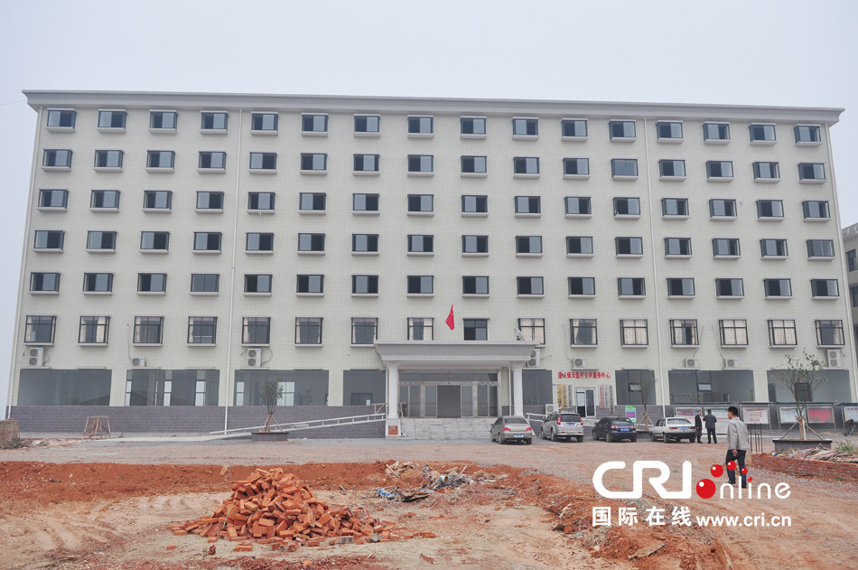 2013年10月21日，長(zhǎng)沙云蓋村欠債千萬新建的豪華村部樓。