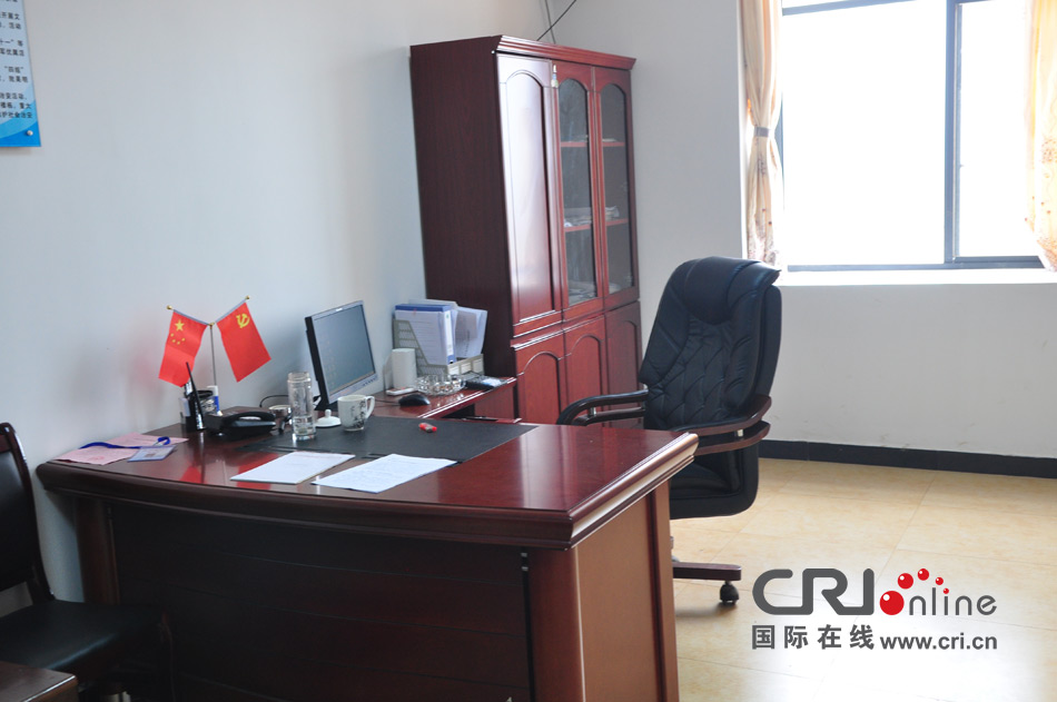 2013年10月21日，長(zhǎng)沙云蓋村欠債千萬新建的豪華村部樓。