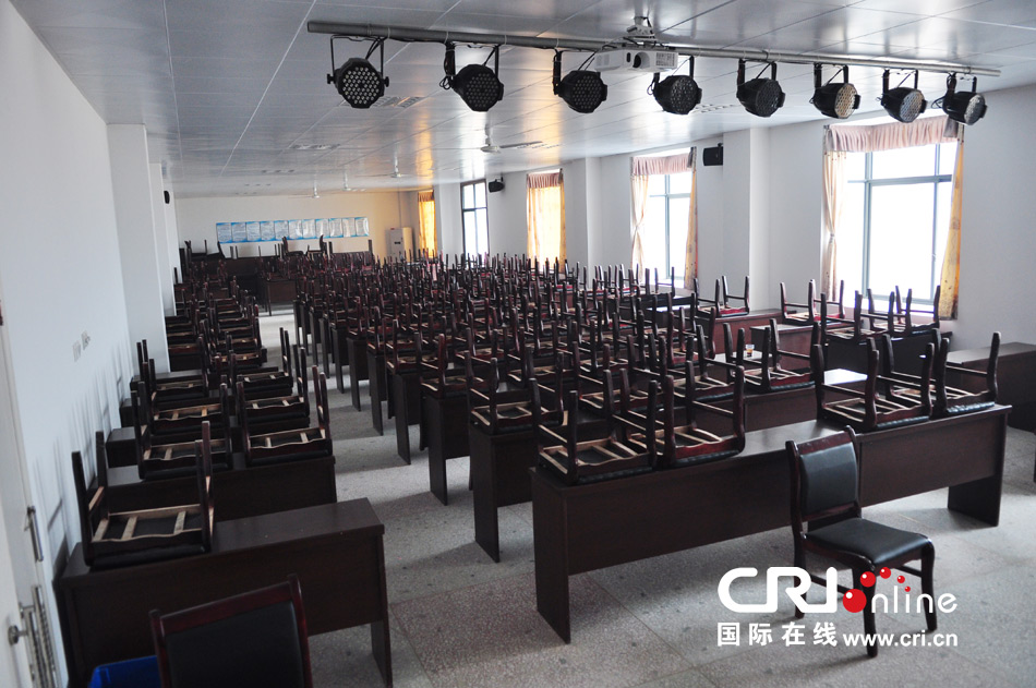 2013年10月21日，長(zhǎng)沙云蓋村欠債千萬新建的豪華村部樓。