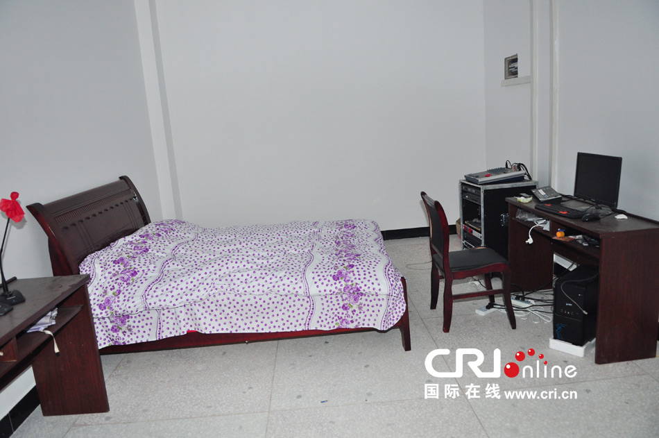 2013年10月21日，長(zhǎng)沙云蓋村欠債千萬新建的豪華村部樓。