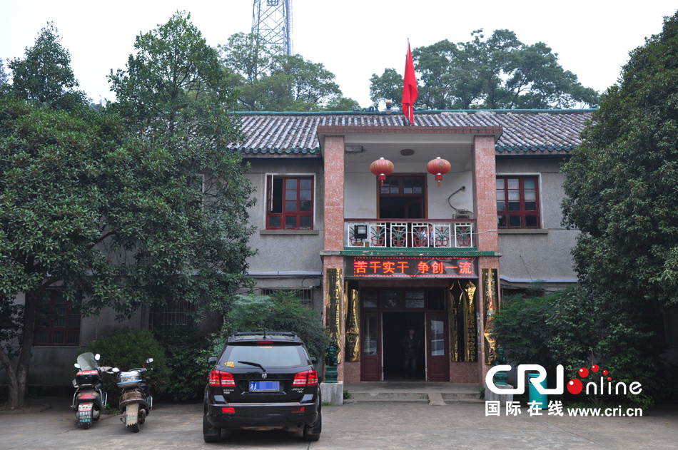 　2013年10月21日，這是蓮花鎮(zhèn)人民政府的辦公樓，和蓮花鎮(zhèn)云蓋村的辦公樓相比，寒酸不少。