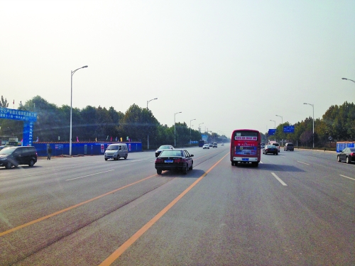 鄭開大道上隨處可見車輛駛?cè)腚p黃線超車,很危險。