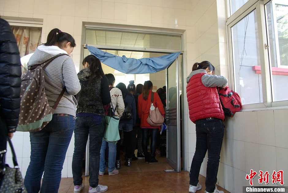 　10月26日上午10點多，北京香山路賞紅客摩肩接踵