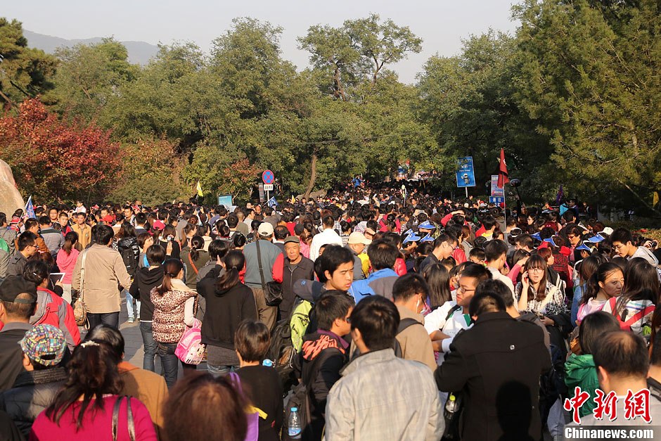 　10月26日，北京香山公園內(nèi)游客摩肩接踵。
