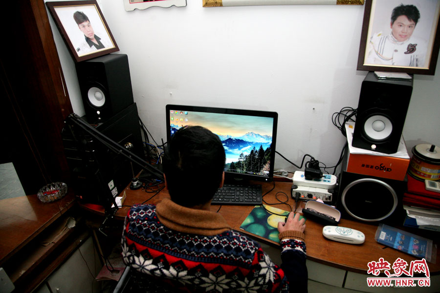 這張小小的工作臺(tái)就是海龍的一片小天地，他可以在這里練歌，也可在這里回味他的過去