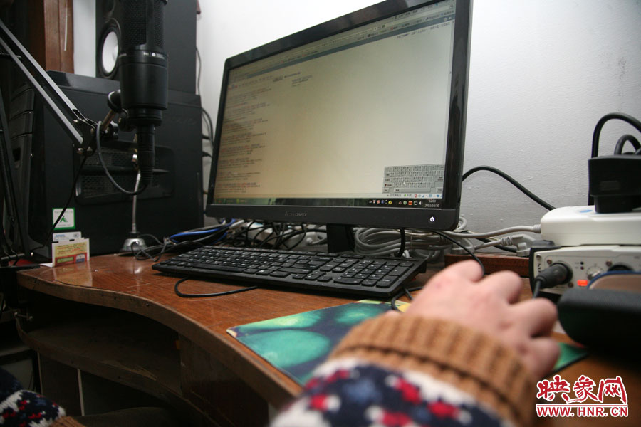 由于海龍只剩下兩根手指可以做動(dòng)作，聰明的他調(diào)出軟鍵盤來打字搜索