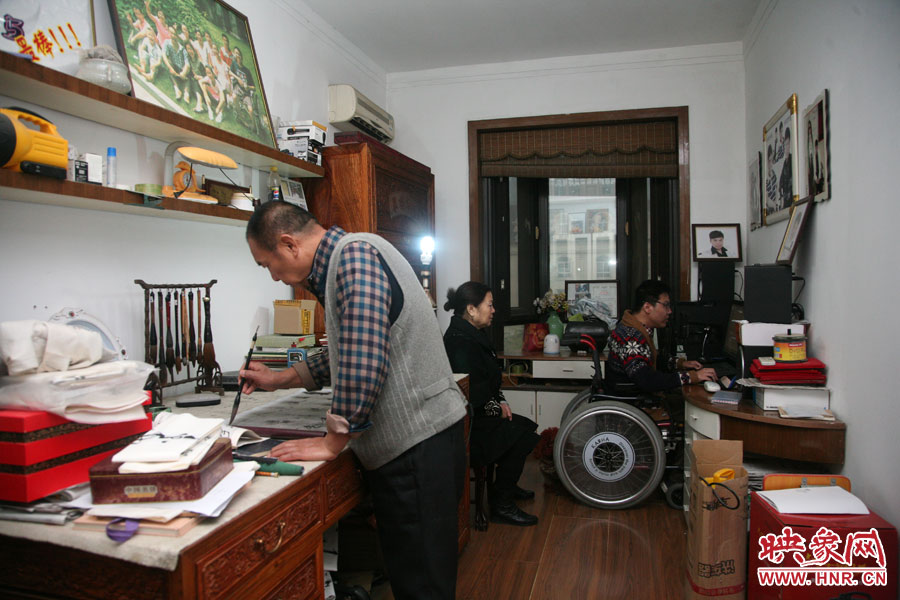 小小的書房里，爺孫三人在坐著各自的事情，姥爺在練書法，姥姥在旁專心的看著海龍，海龍?jiān)诒M情的歌唱