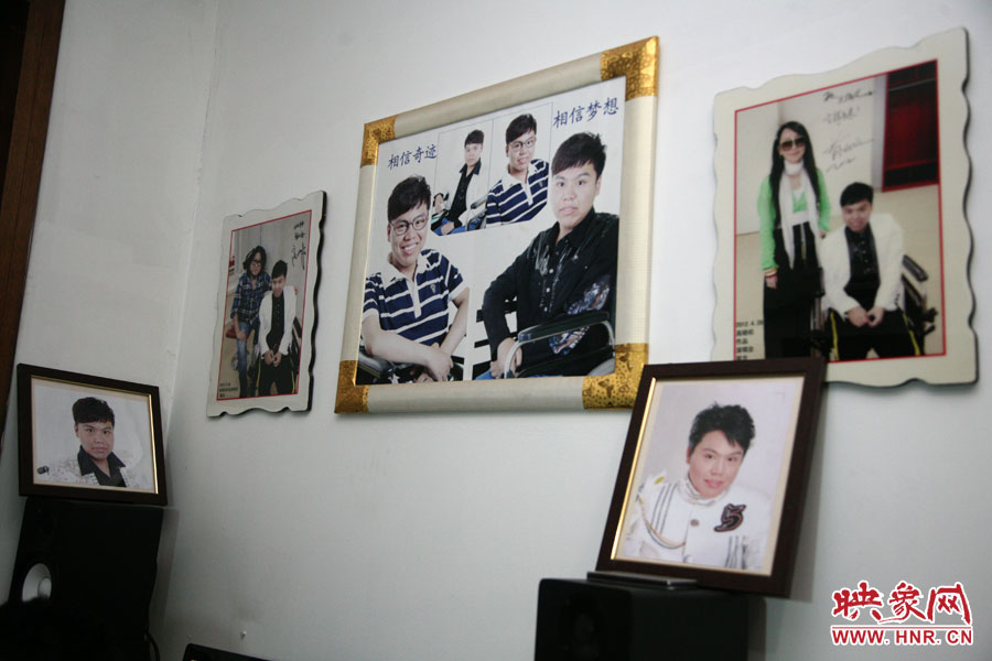 海龍的房間內(nèi)掛滿了這些年他走過的路程。