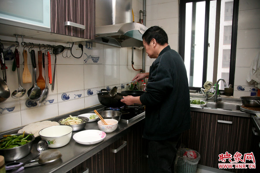 由于二老年齡也大了，于是姥姥的弟弟來住在家中幫忙照顧海龍